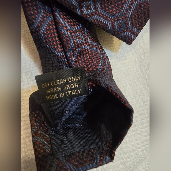 ERMENEGILDO ZEGNA Elegant Black Patterned Men's Tie - Picture 3 of 4